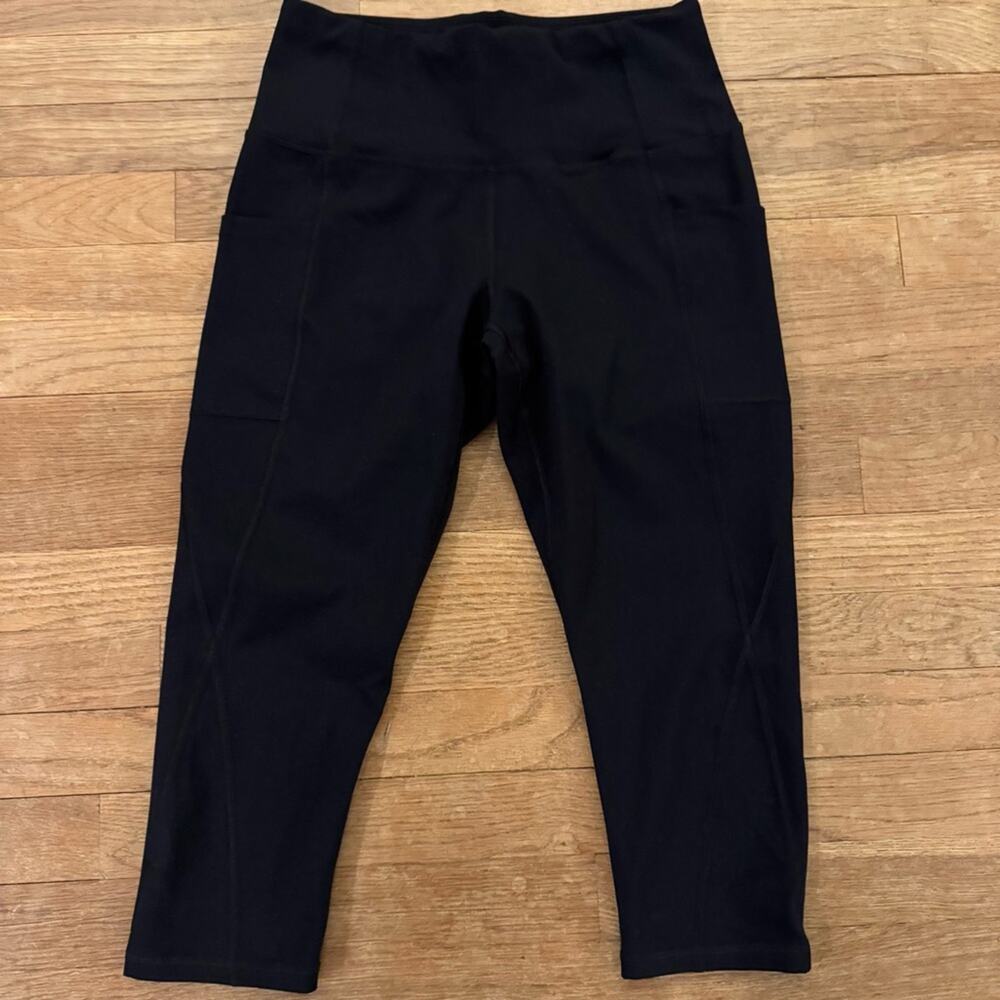 Healthyoga black cropped mid rise yoga pants size medium M
b64